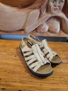 Clarks Bendables Size 8 Wide Beige Leather Strappy Comfort 2" Wedge Sandals